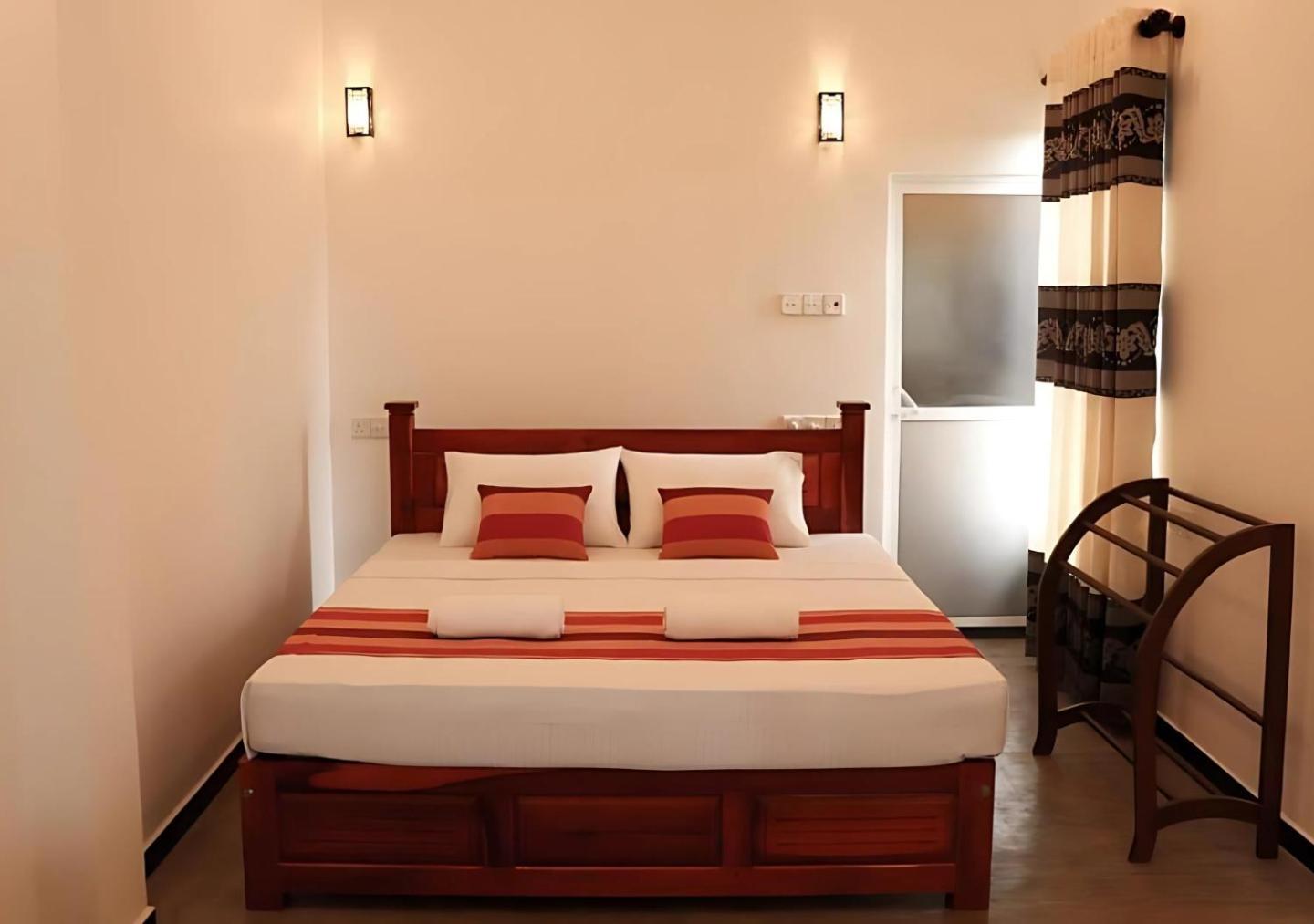 Blue Sky Hotel Mirissa Bagian luar foto